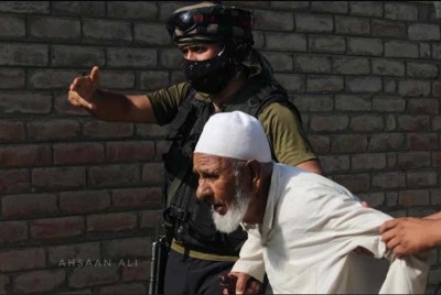 Srinagar encounter: Security forces rescue aged man