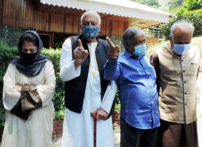 Dr Farooq Abdullah, other Kashmiri leaders meet in Srinagar