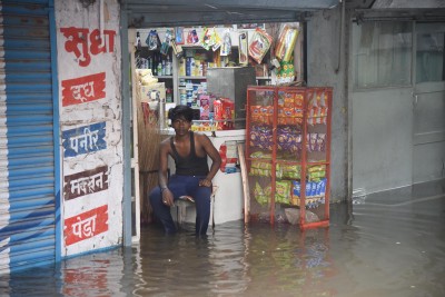 Heavy rain lashes Patna, water enters shop