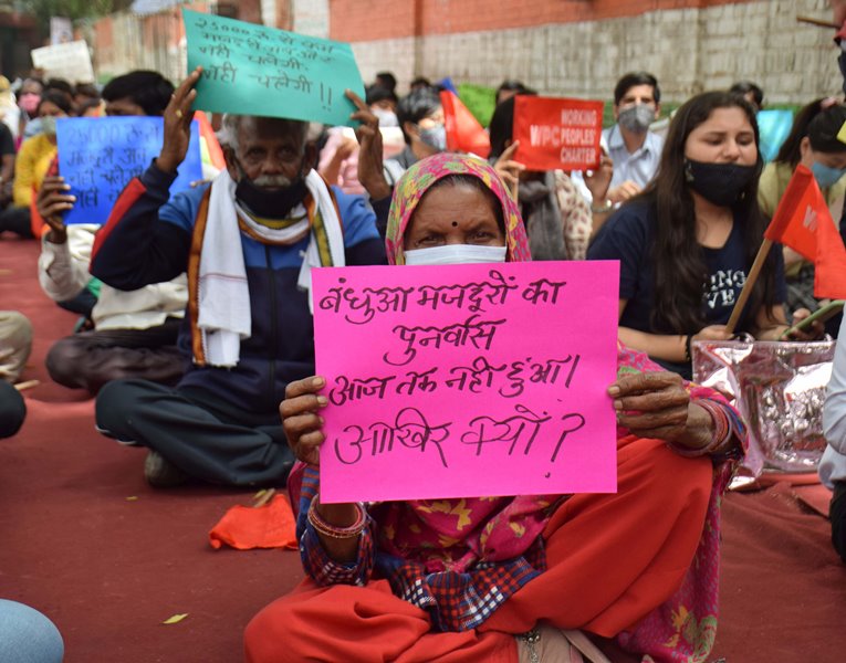 Bandhua Mukti Morcha stagie dharna in New Delhi