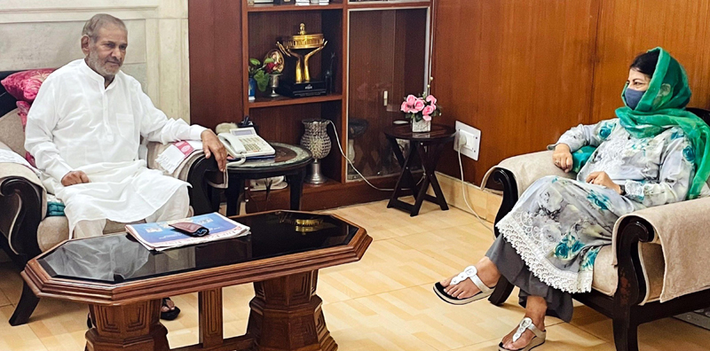 Former Jammu Kashmir CM Mehbooba Mufti meets former Union Minister Sharad Yadav