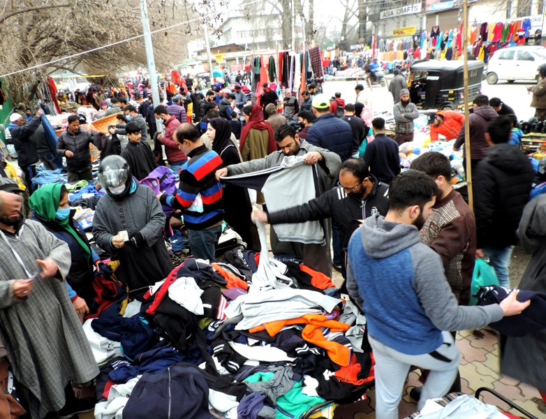 Srinagar abuzz with shopper