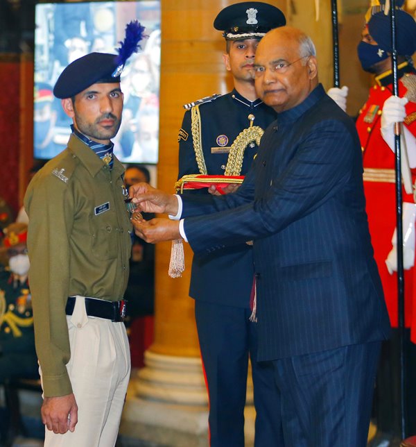 Ram Nath Kovind presents Shaurya Chakra to Constable Zaker Hussain