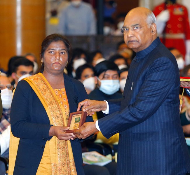 Ram Nath Kovind presents Shaurya Chakra to Constable Zaker Hussain