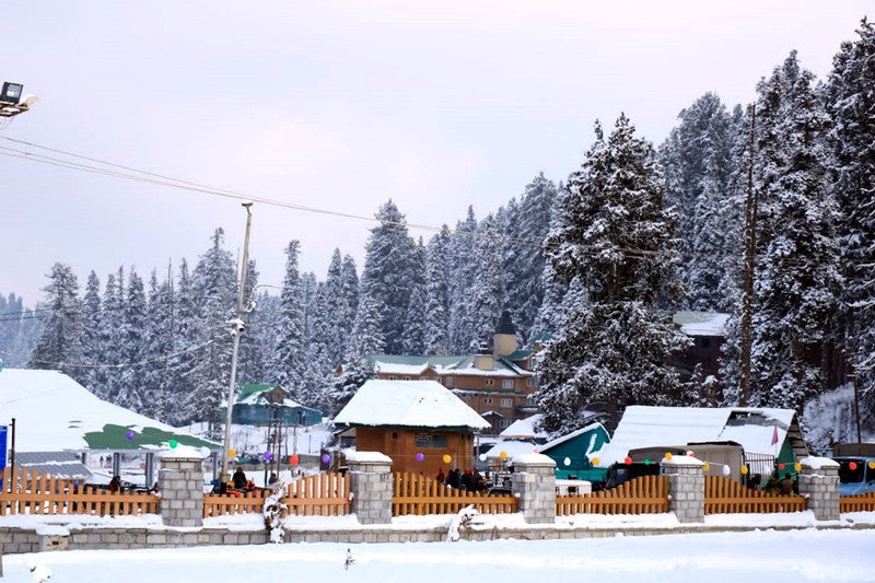 Tourists enjoying in Gulmarg