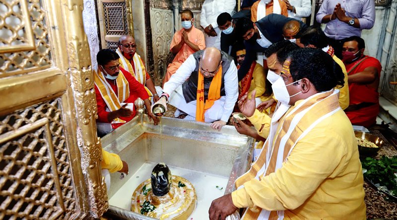 Amit Shah offers prayers at a temple in Varanasi