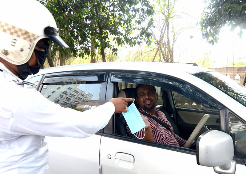 Kolkata Police distribute masks to common people
