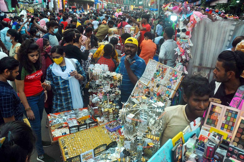 Puja shopping reaches its peak in Kolkata as markets and malls witness heavy crowd