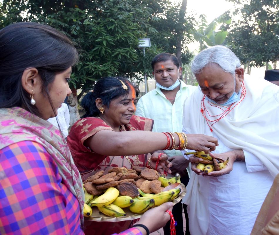Bihar Chief Minister Nitish Kumar completes Chhath rituals at Patna residence