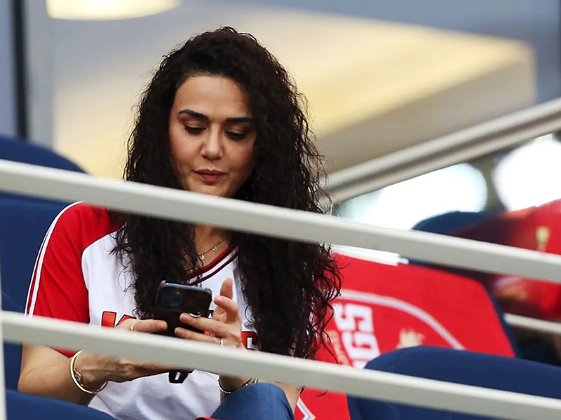 Preity Zinta cheers her team PBKS in IPL 2021