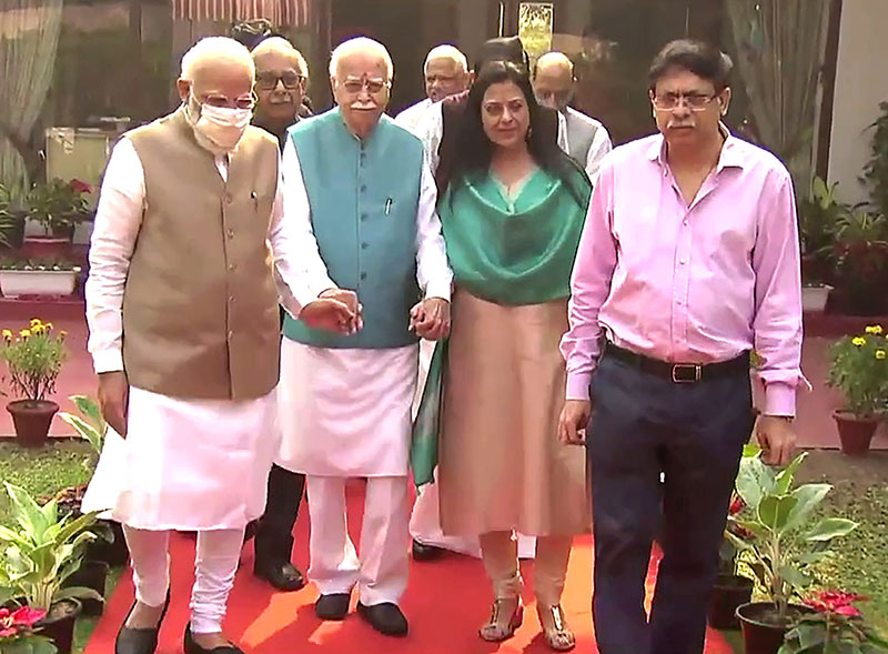 PM Modi visits LK Advani on his birthday