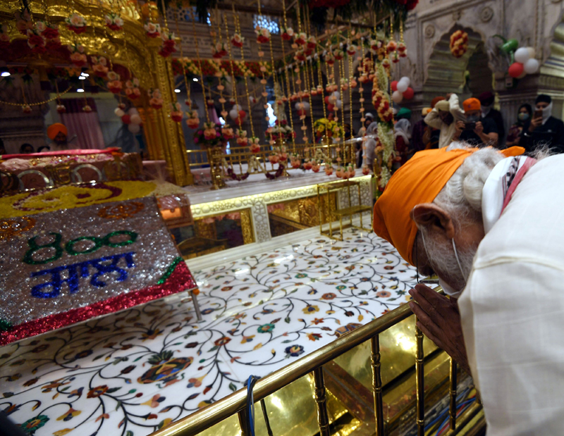 Modi visits Gurudwara Sis Ganj Sahib