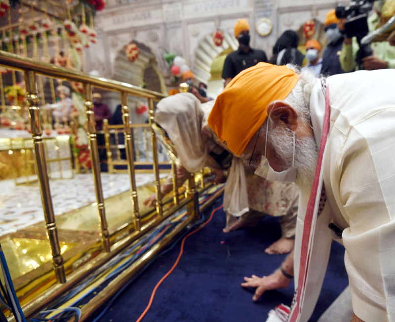 Modi visits Gurudwara Sis Ganj Sahib