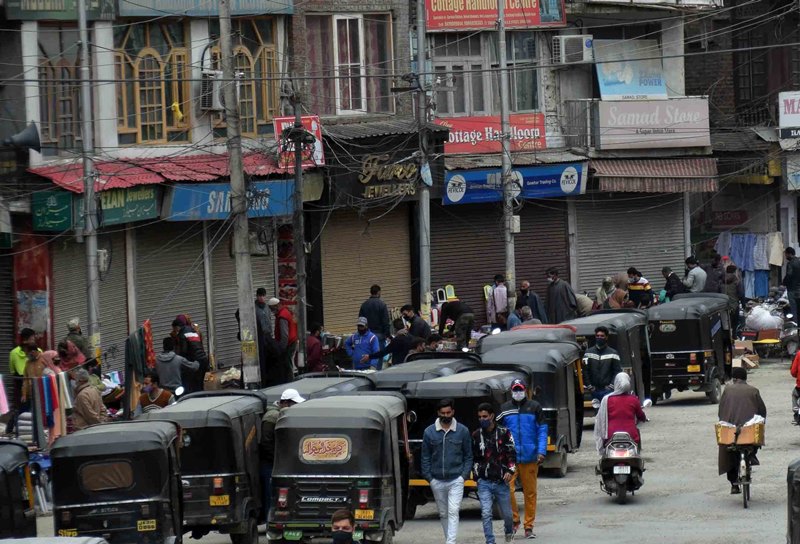 Traffic police challan vehicles flouting Covid SOPs in Srinagar