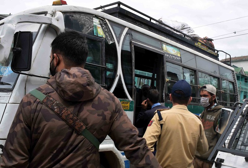 Traffic police challan vehicles flouting Covid SOPs in Srinagar