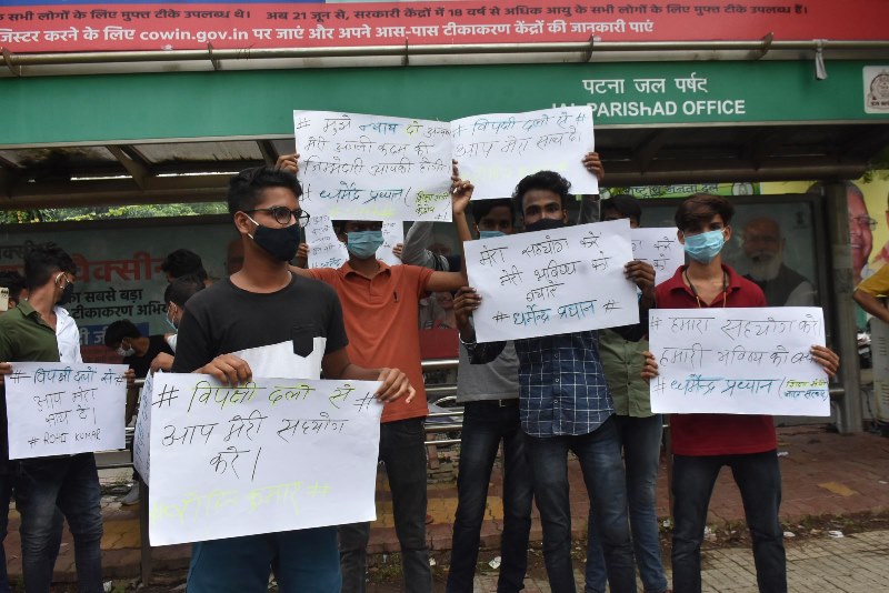 NEET examines block traffic near JDU office in protest of fraudism in Patna