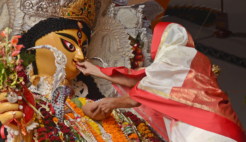 Where men cross-dress to welcome goddess Jagadhatri in West Bengal