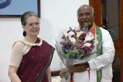 After winning, Mallikarjun Kharge wanted to meet Sonia Gandhi and she had a different plan. Read here