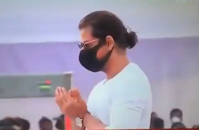 Shah Rukh Khan's picture reading dua for late Lata Mangeshkar goes viral, Twitterati call it 'India'
