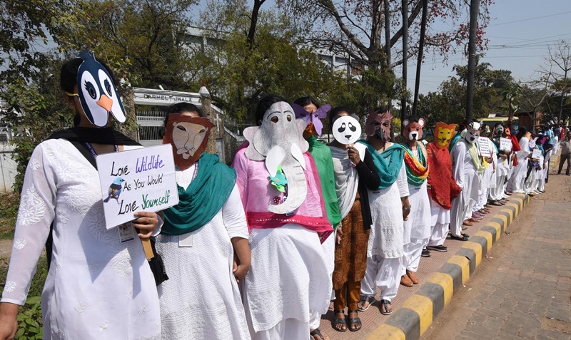 Patna students make human chain on World Wildlife Day