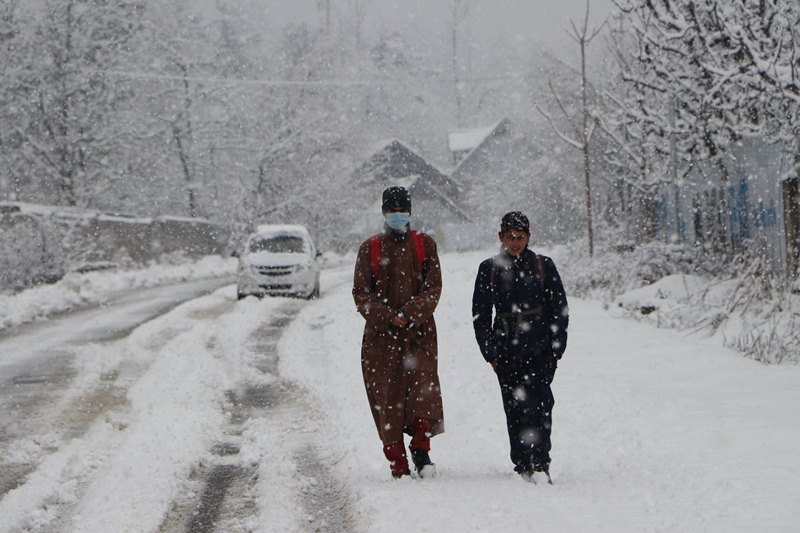 Kashmir: Snowfall in Kulgam