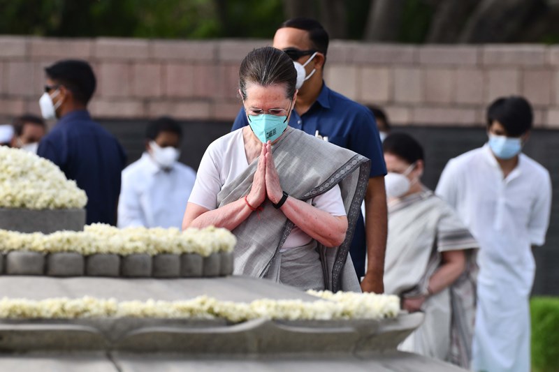 Sonia Gandhi pays tributes on Rajiv Gandhi’s death anniversary