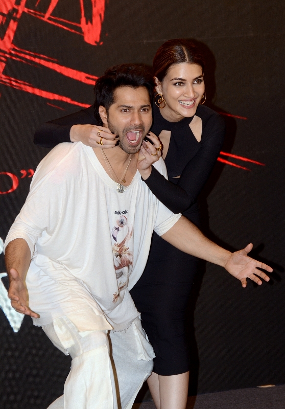 A day out for Varun Dhawan, Kriti Sanon in Kolkata for Bhediya