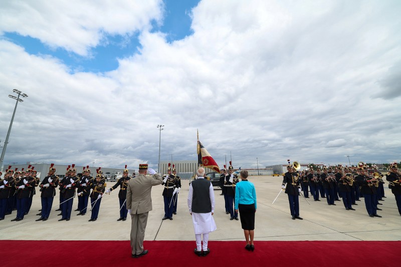 PM Modi receives ceremonial welcome on his arrival at Paris airport