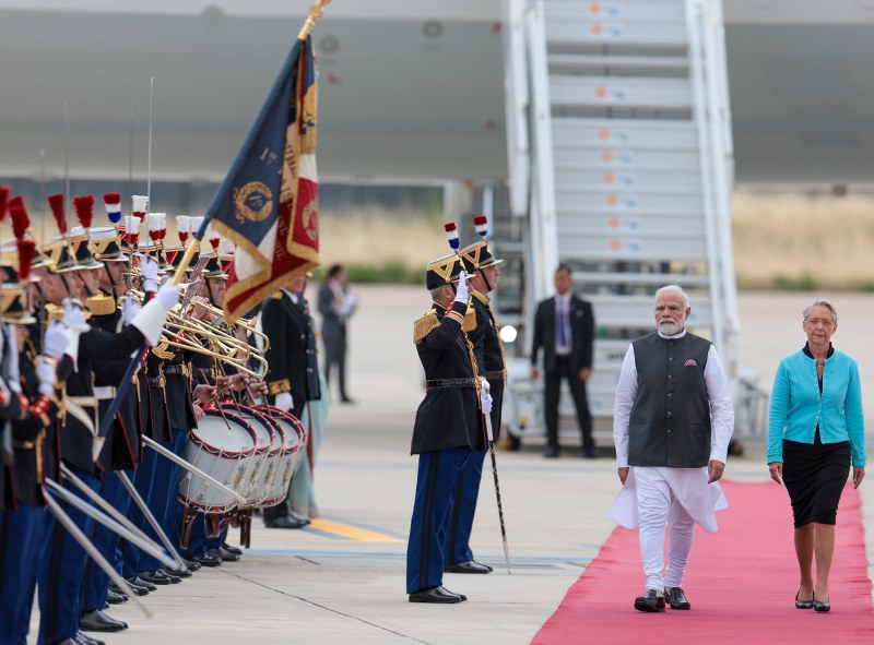 PM Modi receives ceremonial welcome on his arrival at Paris airport
