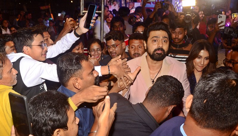 In Images: Premiere of Dev's 'Pradhan' in Kolkata