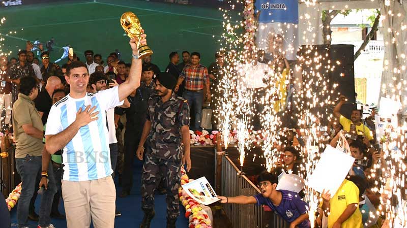 Argentina's World Cup-winning goalkeeper Emiliano Martinez wins hearts as he visits Kolkata