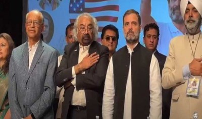 Rahul Gandhi bestows the Lifetime Achievement Award on George Abraham