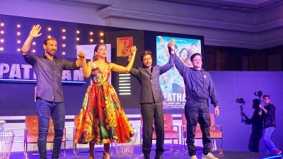 'Deepika is Amar, I'm Akbar, John is Anthony': SRK spreads message on unity celebrating Pathaan's success