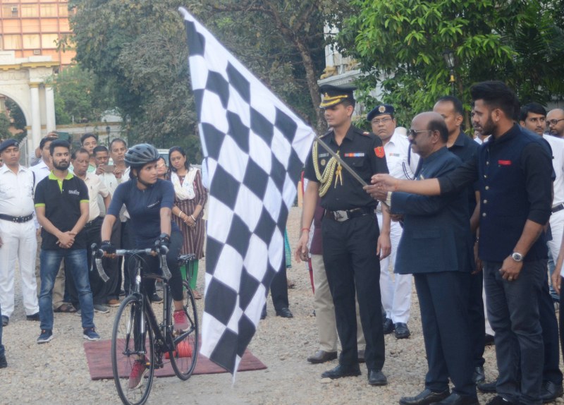 Bengal Guv CV Ananda Bose flags off next leg of MP girl Asha Malvya's journey from Kolkata