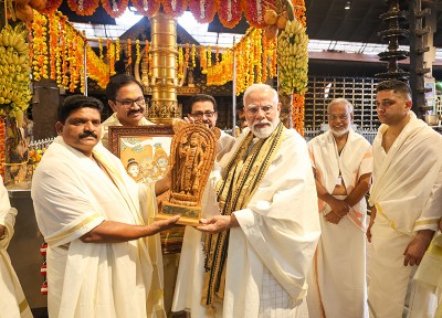 PM Modi offers prayers at Guruvayur temple in Kerala