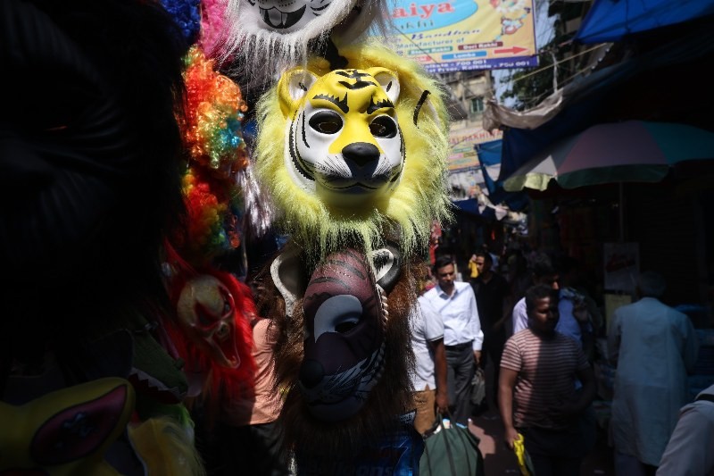 In images : Kolkata gears up to celebrate Holi