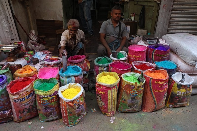 In images : Kolkata gears up to celebrate Holi