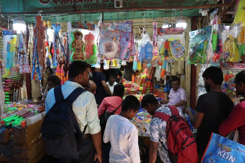 In images : Kolkata gears up to celebrate Holi