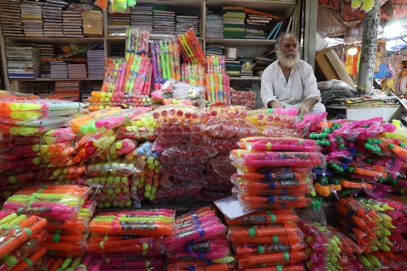 In images : Kolkata gears up to celebrate Holi