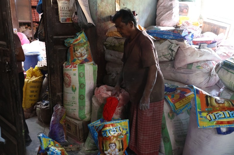 In images : Kolkata gears up to celebrate Holi