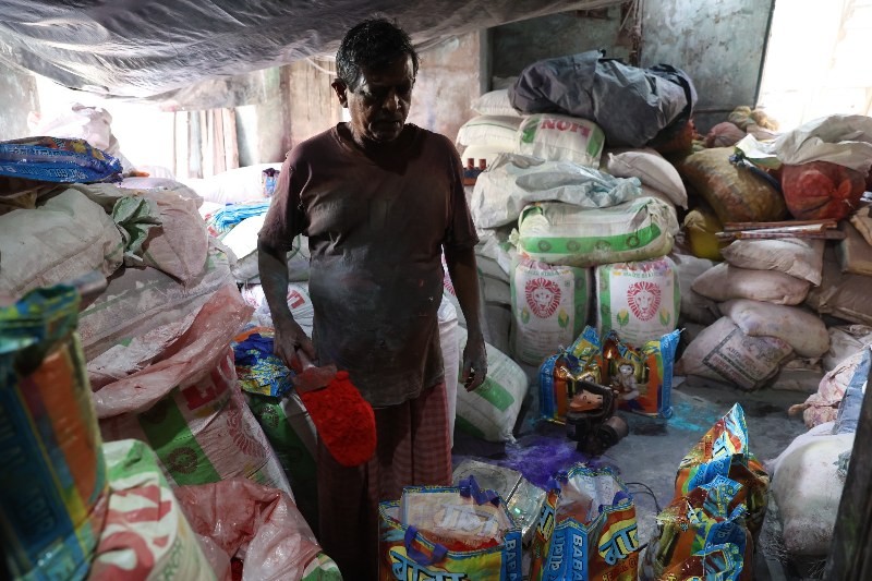 In images : Kolkata gears up to celebrate Holi