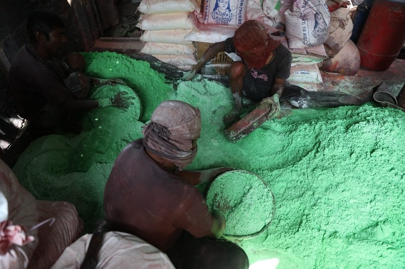 In images : Kolkata gears up to celebrate Holi