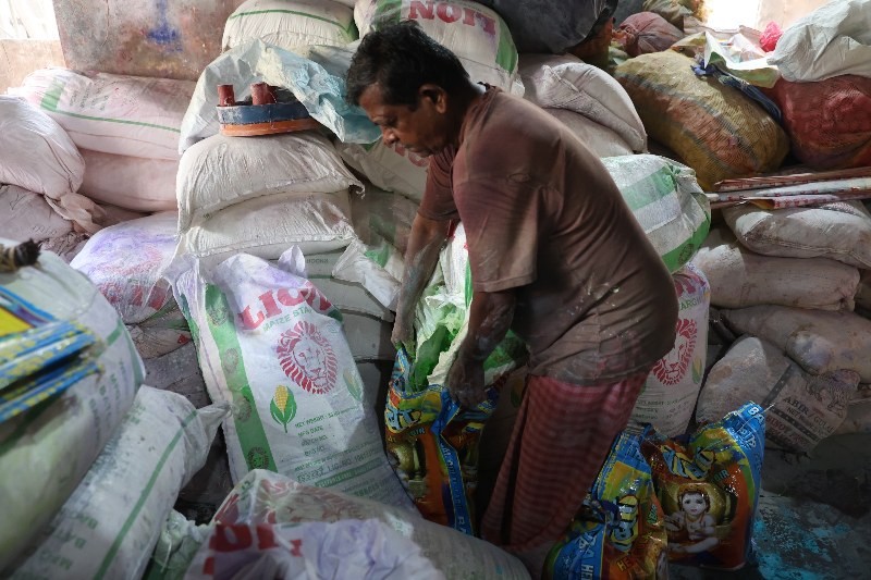 In images : Kolkata gears up to celebrate Holi