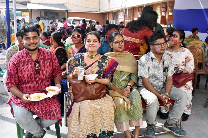 Kolkata's Vivekanada College celebrates Dol Utsav