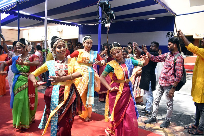 Kolkata's Vivekanada College celebrates Dol Utsav