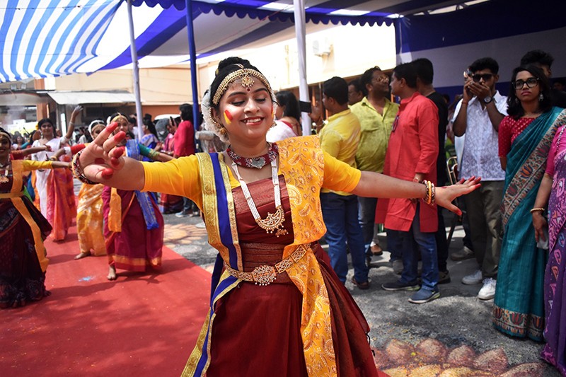 Kolkata's Vivekanada College celebrates Dol Utsav