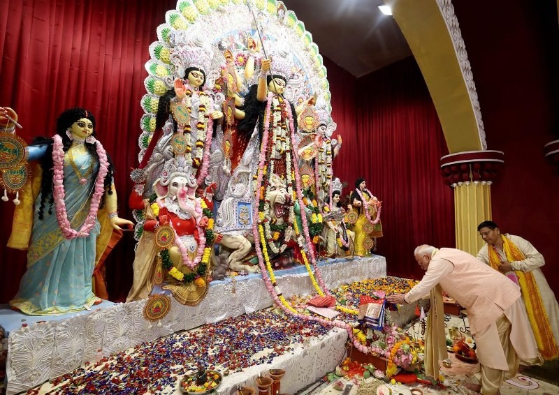 In Images: PM Modi Visits CR Park Durga Puja Pandal in Delhi on Ashtami