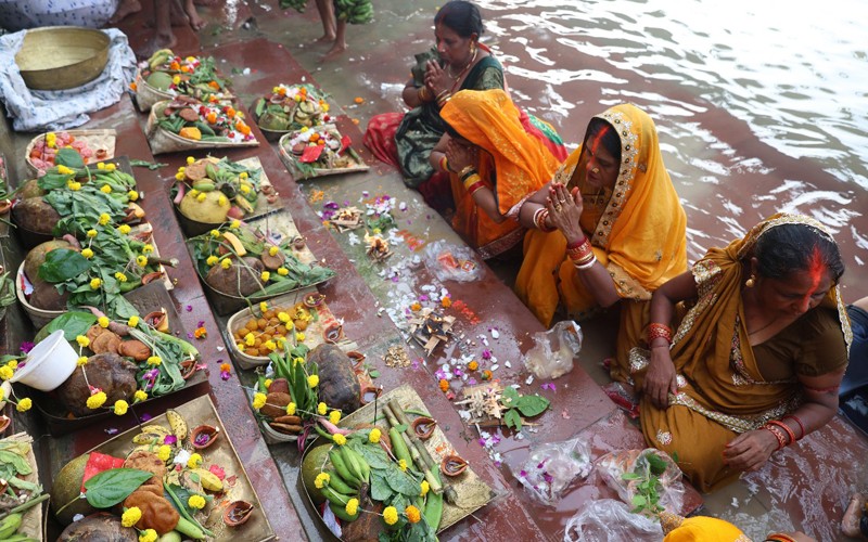 In Images: Devotees gather for sandhya arghya on Chhath Puja in Kolkata