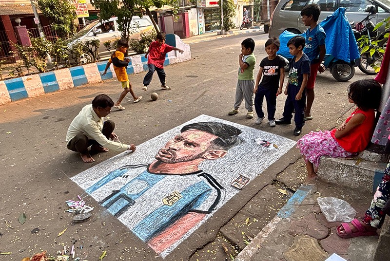 Kolkata Artist Paints Grand Street Tribute Ahead of Messi’s India Tour