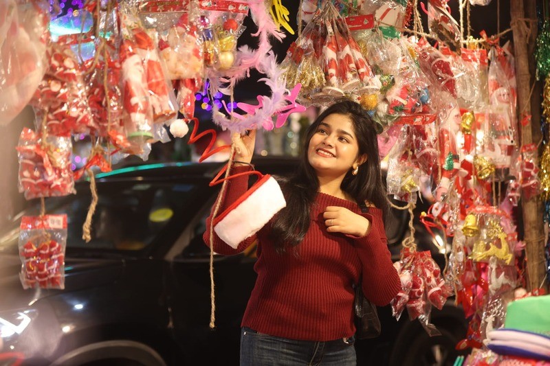 In Images: Christmas Eve market draws crowds in Kolkata
